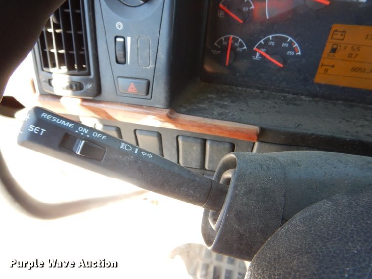 image for item HM9607 2005 Volvo VN  semi truck