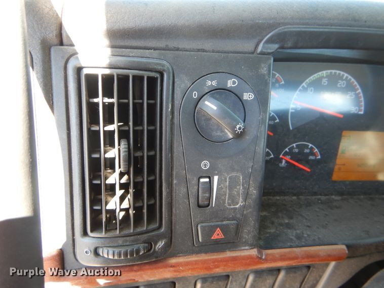 image for item HM9607 2005 Volvo VN  semi truck