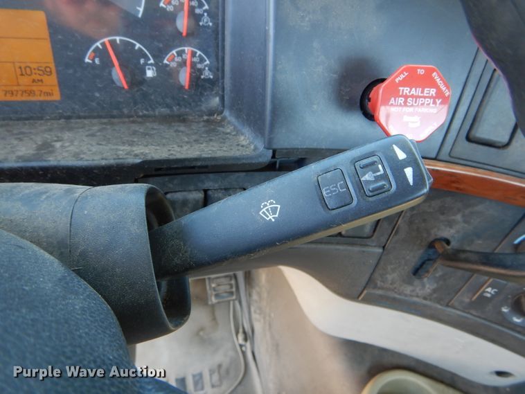 image for item HM9607 2005 Volvo VN  semi truck