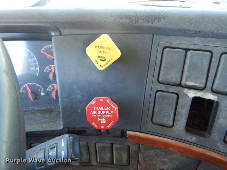 image for item HM9607 2005 Volvo VN  semi truck