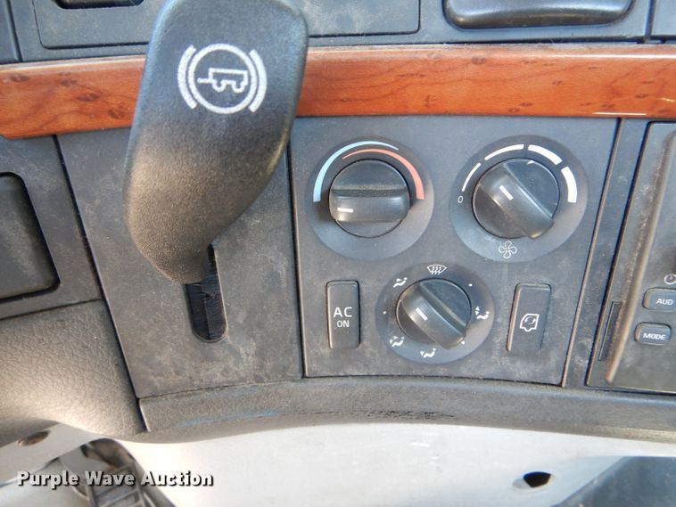 image for item HM9607 2005 Volvo VN  semi truck