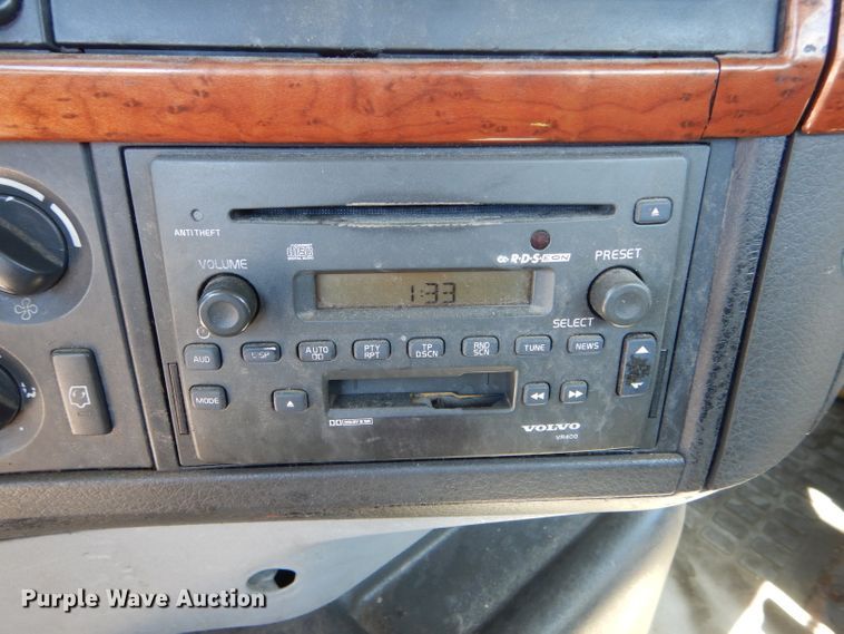 image for item HM9607 2005 Volvo VN  semi truck