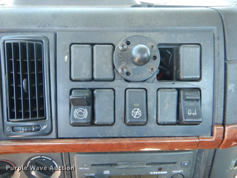 image for item HM9607 2005 Volvo VN  semi truck