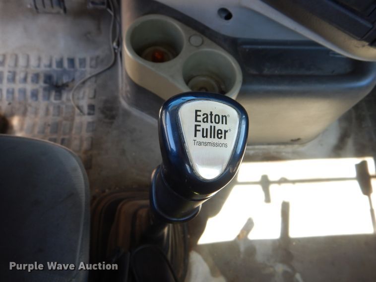 image for item HM9607 2005 Volvo VN  semi truck