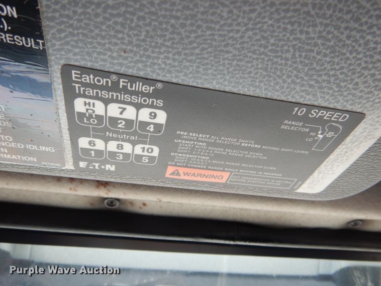 image for item HM9607 2005 Volvo VN  semi truck