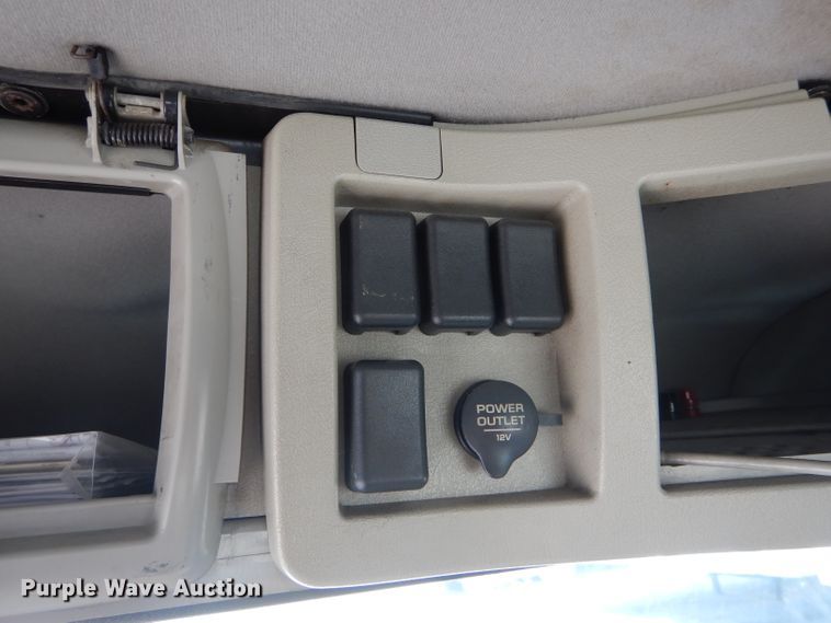 image for item HM9607 2005 Volvo VN  semi truck