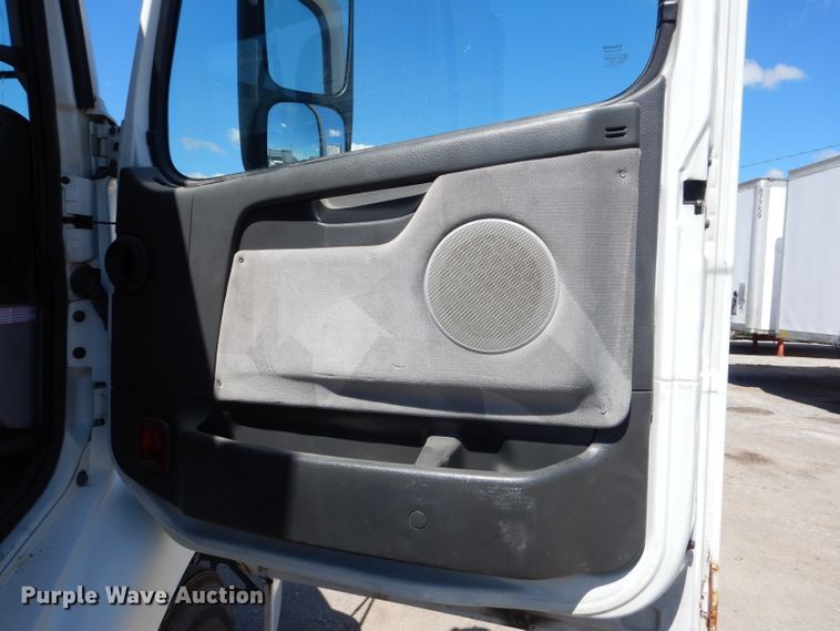 image for item HM9607 2005 Volvo VN  semi truck