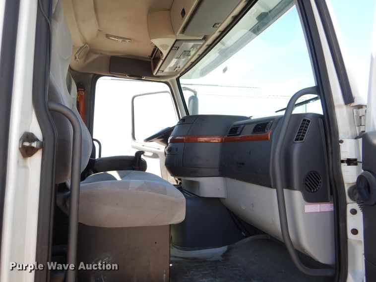 image for item HM9607 2005 Volvo VN  semi truck