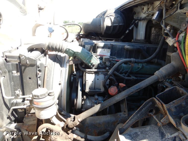 image for item HM9607 2005 Volvo VN  semi truck