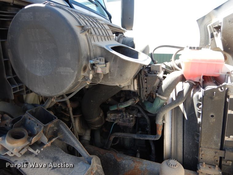 image for item HM9607 2005 Volvo VN  semi truck