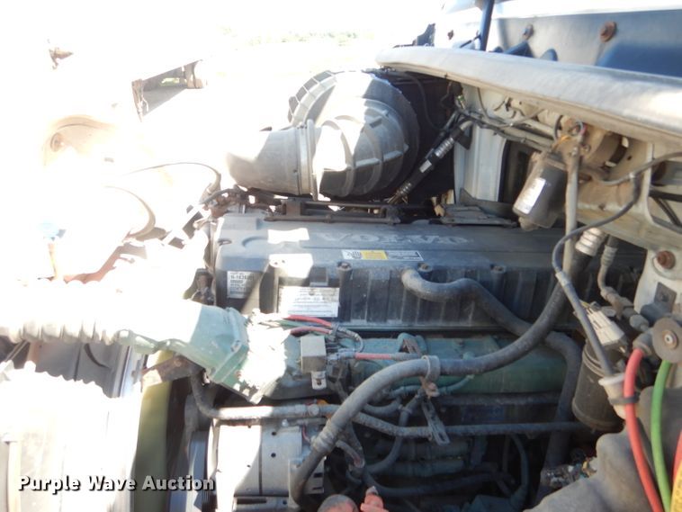 image for item HM9607 2005 Volvo VN  semi truck