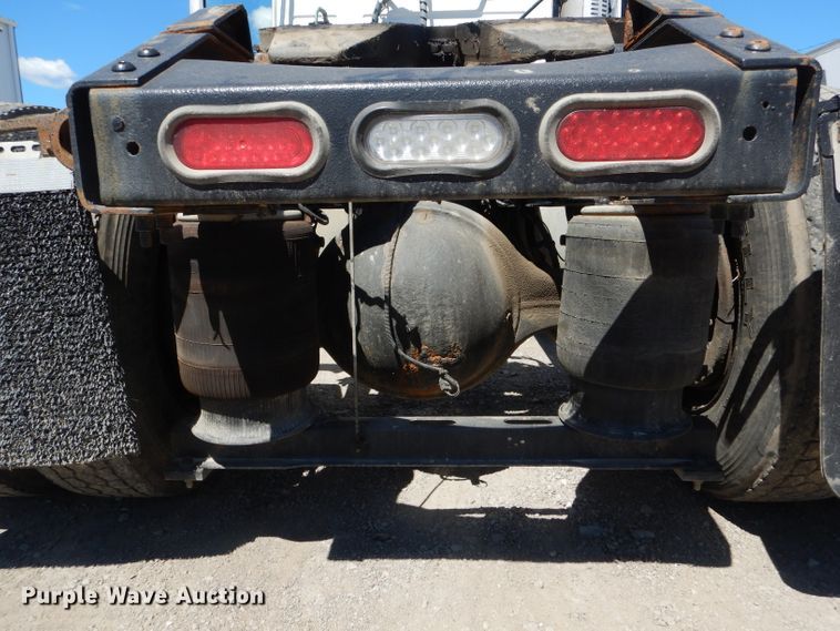 image for item HM9607 2005 Volvo VN  semi truck