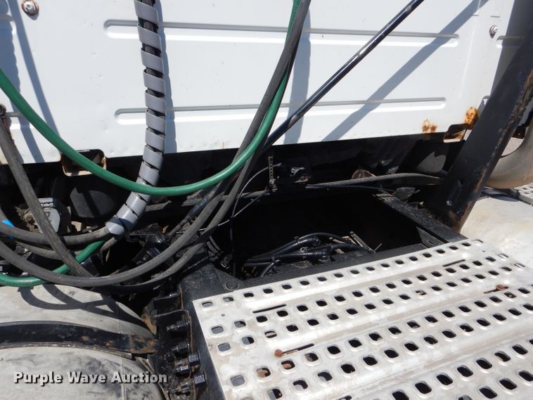 image for item HM9607 2005 Volvo VN  semi truck