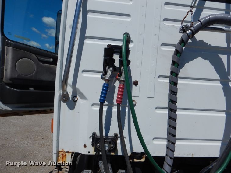 image for item HM9607 2005 Volvo VN  semi truck