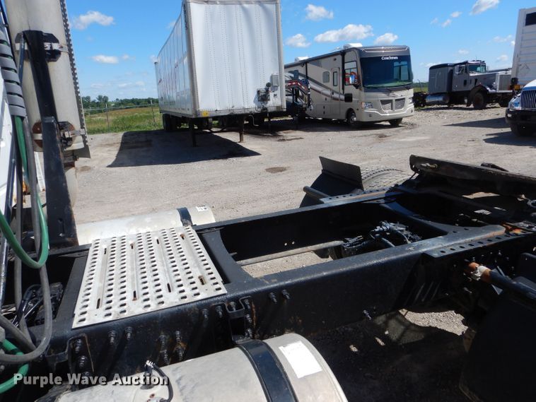 image for item HM9607 2005 Volvo VN  semi truck