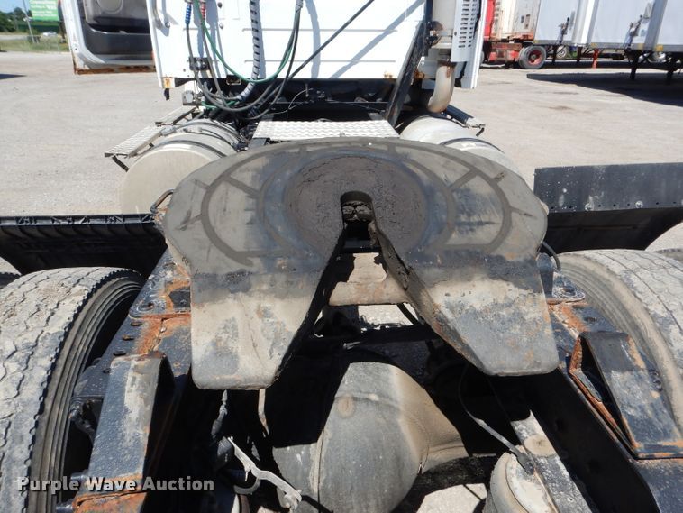 image for item HM9607 2005 Volvo VN  semi truck