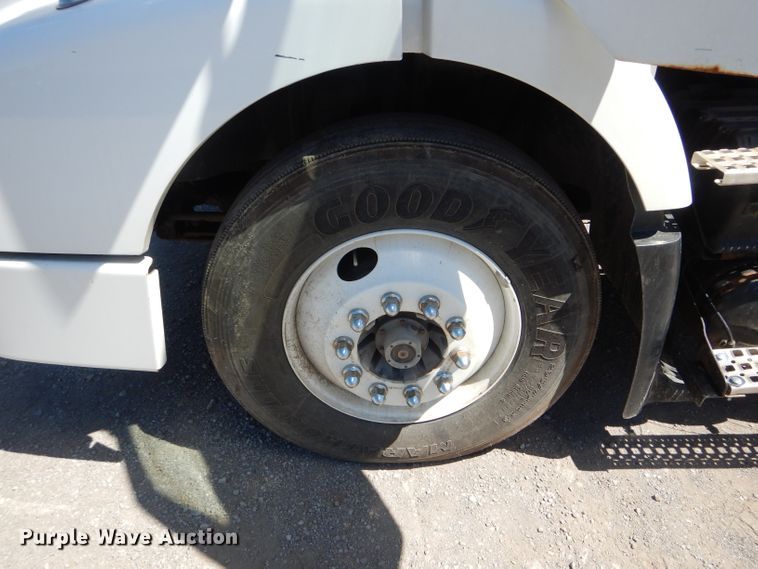 image for item HM9607 2005 Volvo VN  semi truck