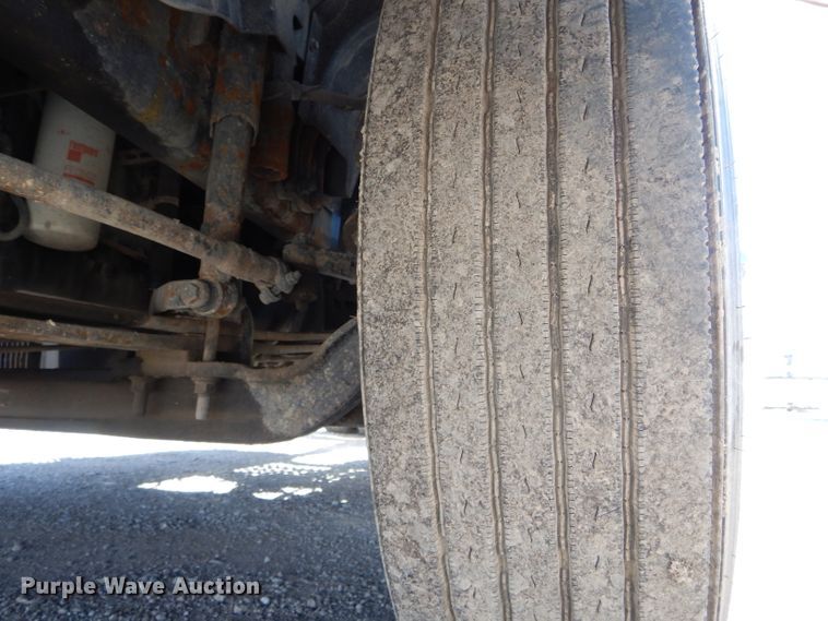 image for item HM9607 2005 Volvo VN  semi truck