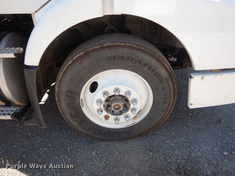 image for item HM9607 2005 Volvo VN  semi truck