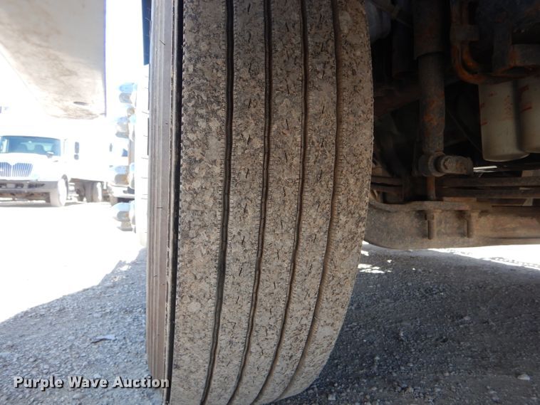 image for item HM9607 2005 Volvo VN  semi truck