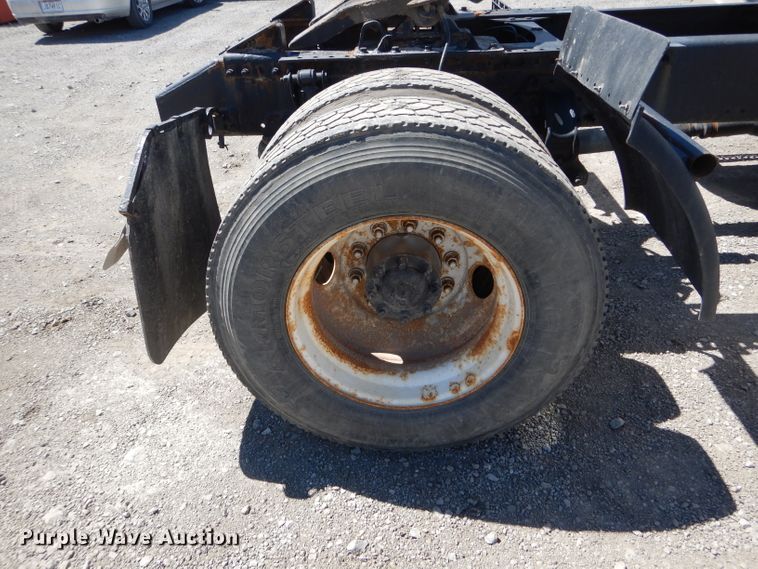 image for item HM9607 2005 Volvo VN  semi truck