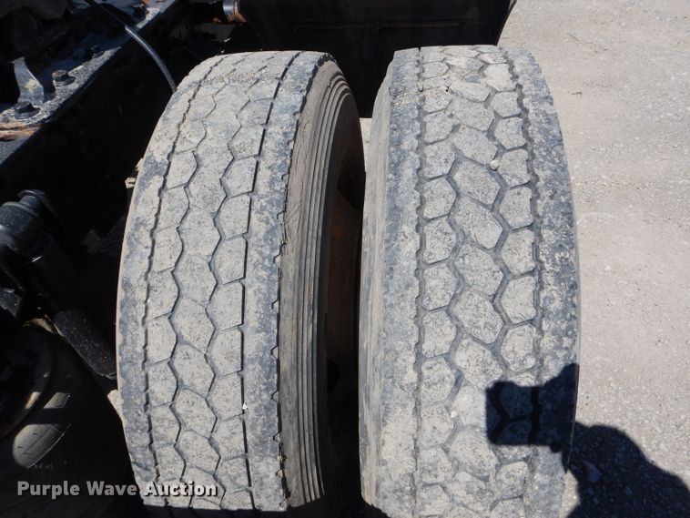 image for item HM9607 2005 Volvo VN  semi truck