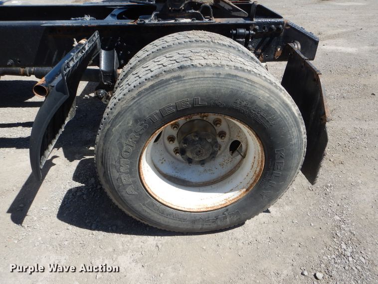 image for item HM9607 2005 Volvo VN  semi truck