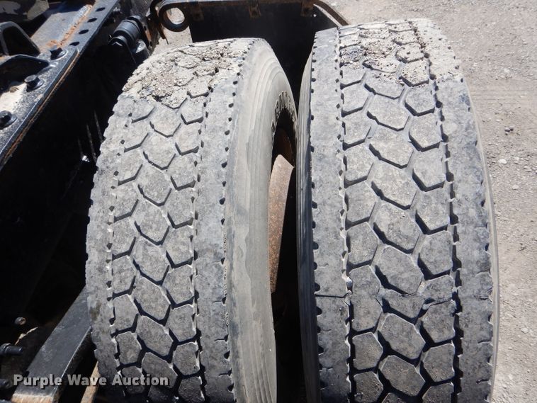 image for item HM9607 2005 Volvo VN  semi truck