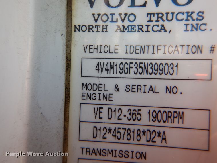 image for item HM9607 2005 Volvo VN  semi truck