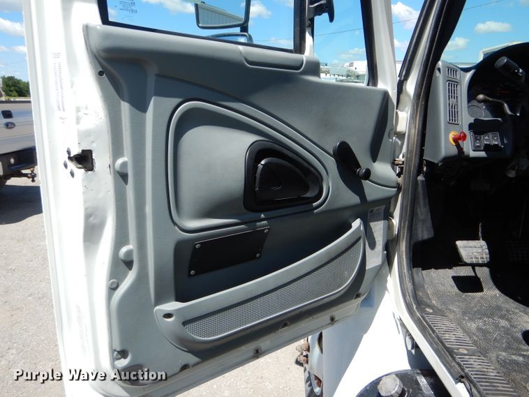 image for item HM9608 2005 International 4300  box truck