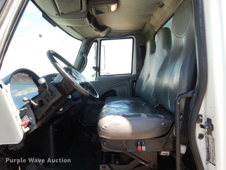 image for item HM9608 2005 International 4300  box truck