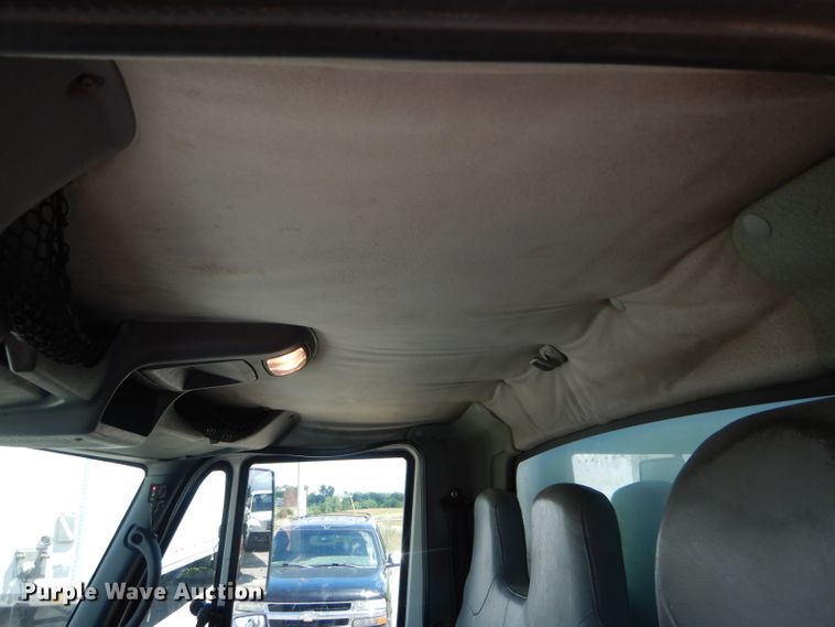 image for item HM9608 2005 International 4300  box truck