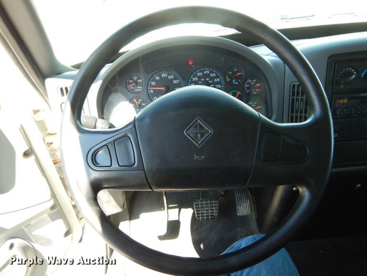 image for item HM9608 2005 International 4300  box truck