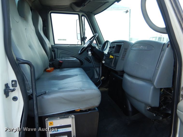 image for item HM9608 2005 International 4300  box truck