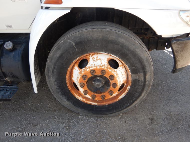 image for item HM9608 2005 International 4300  box truck