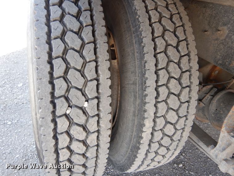 image for item HM9608 2005 International 4300  box truck