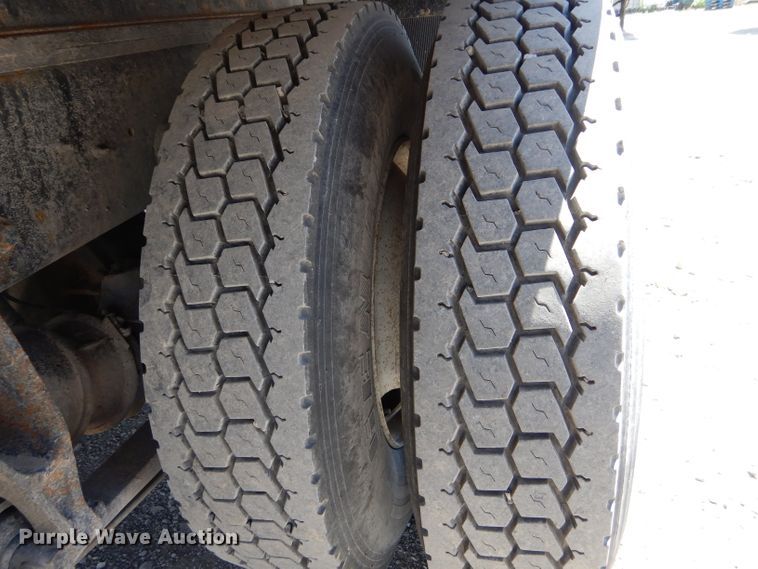 image for item HM9608 2005 International 4300  box truck