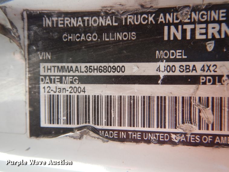 image for item HM9608 2005 International 4300  box truck