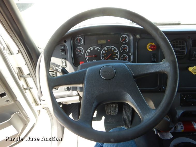 image for item HM9609 2006 Freightliner Business Class M2  box truck