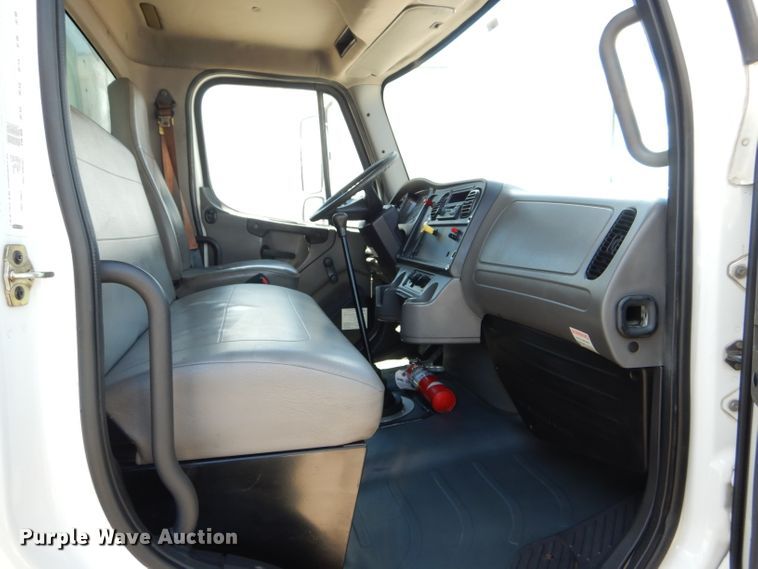 image for item HM9609 2006 Freightliner Business Class M2  box truck