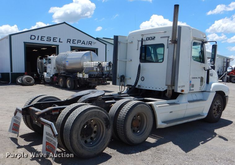 image for item HM9610 2000 Freightliner Century Class  semi truck