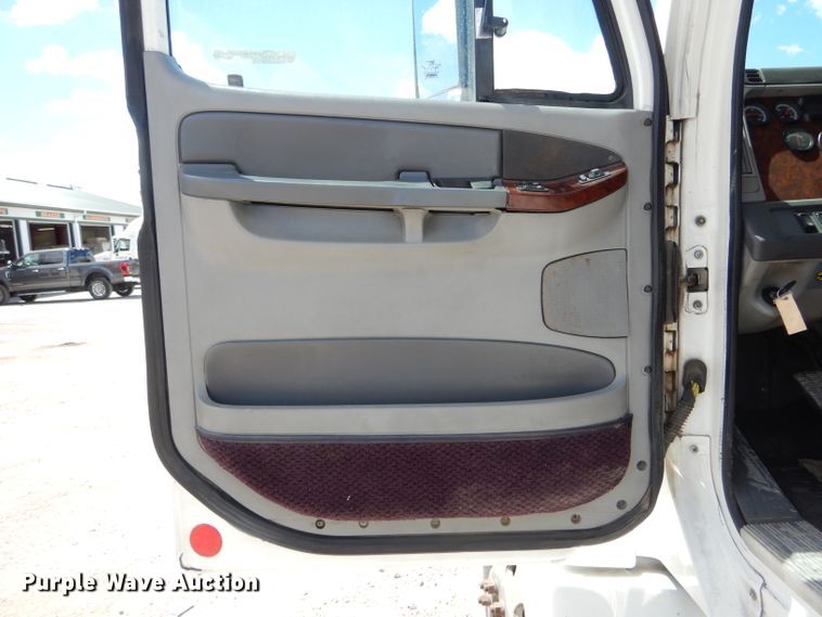 image for item HM9610 2000 Freightliner Century Class  semi truck