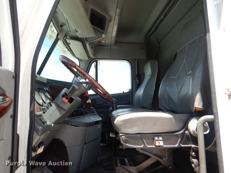 image for item HM9610 2000 Freightliner Century Class  semi truck