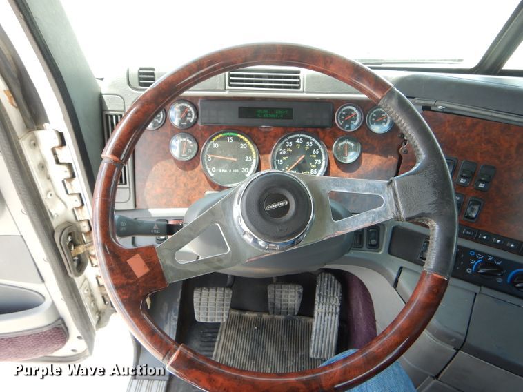 image for item HM9610 2000 Freightliner Century Class  semi truck