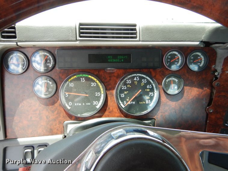 image for item HM9610 2000 Freightliner Century Class  semi truck