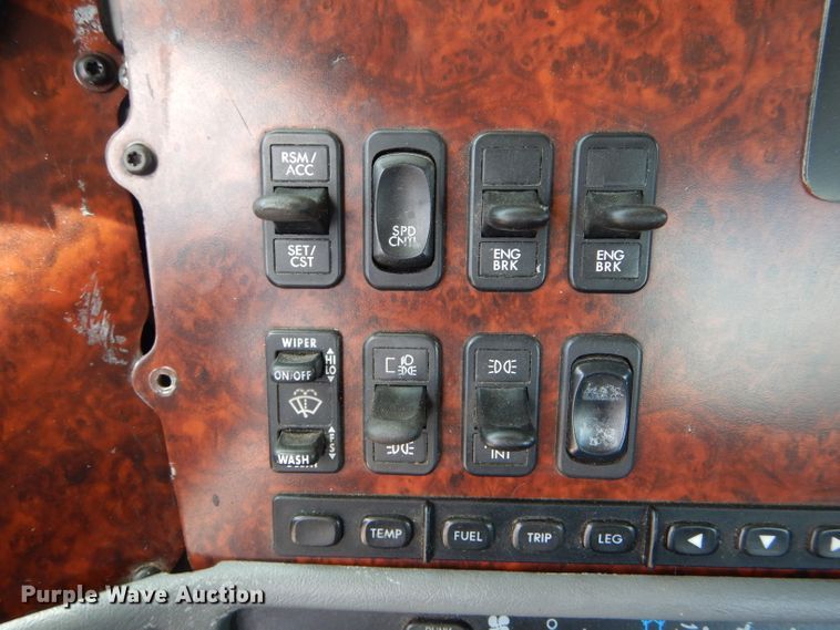 image for item HM9610 2000 Freightliner Century Class  semi truck