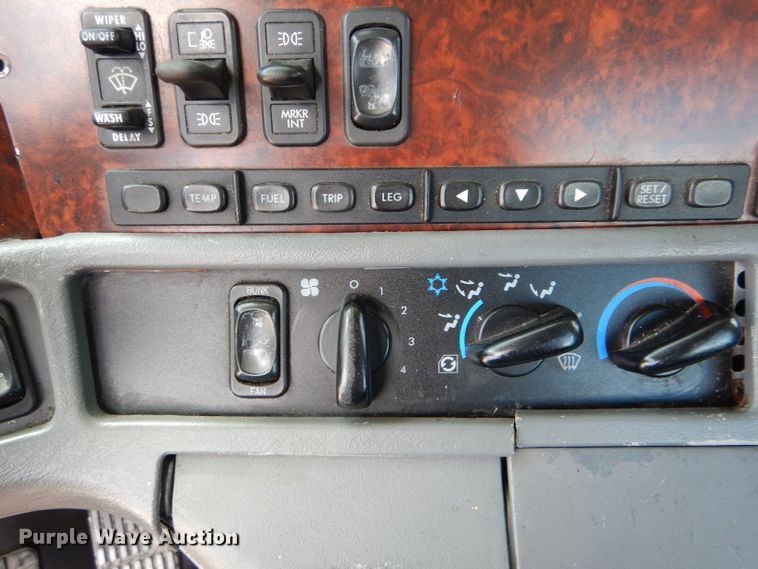 image for item HM9610 2000 Freightliner Century Class  semi truck