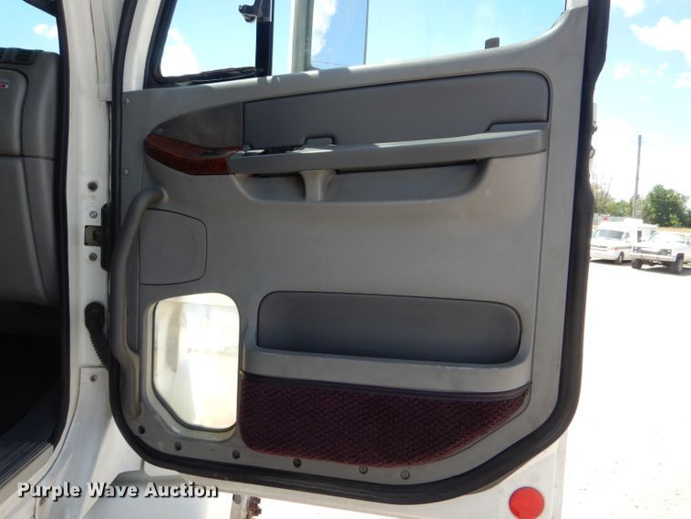 image for item HM9610 2000 Freightliner Century Class  semi truck