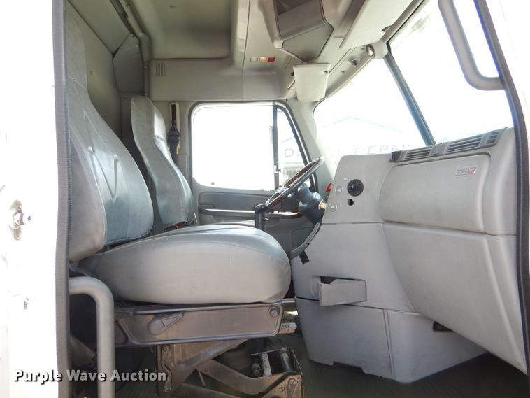 image for item HM9610 2000 Freightliner Century Class  semi truck