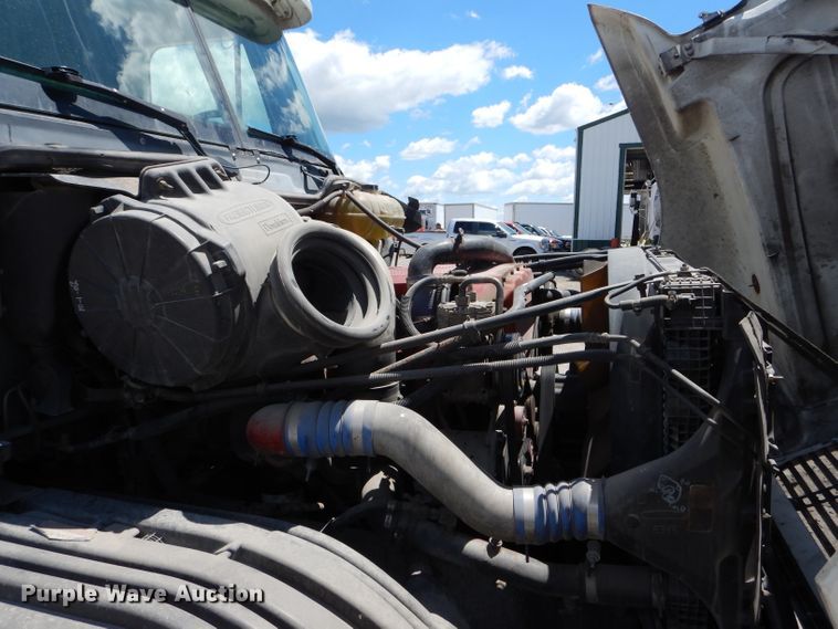 image for item HM9610 2000 Freightliner Century Class  semi truck